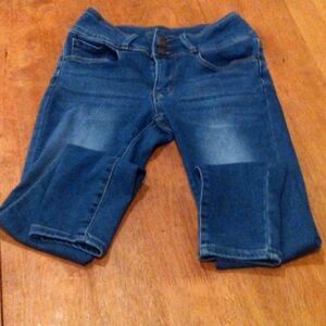 A pair of girls Cail 850 jeans